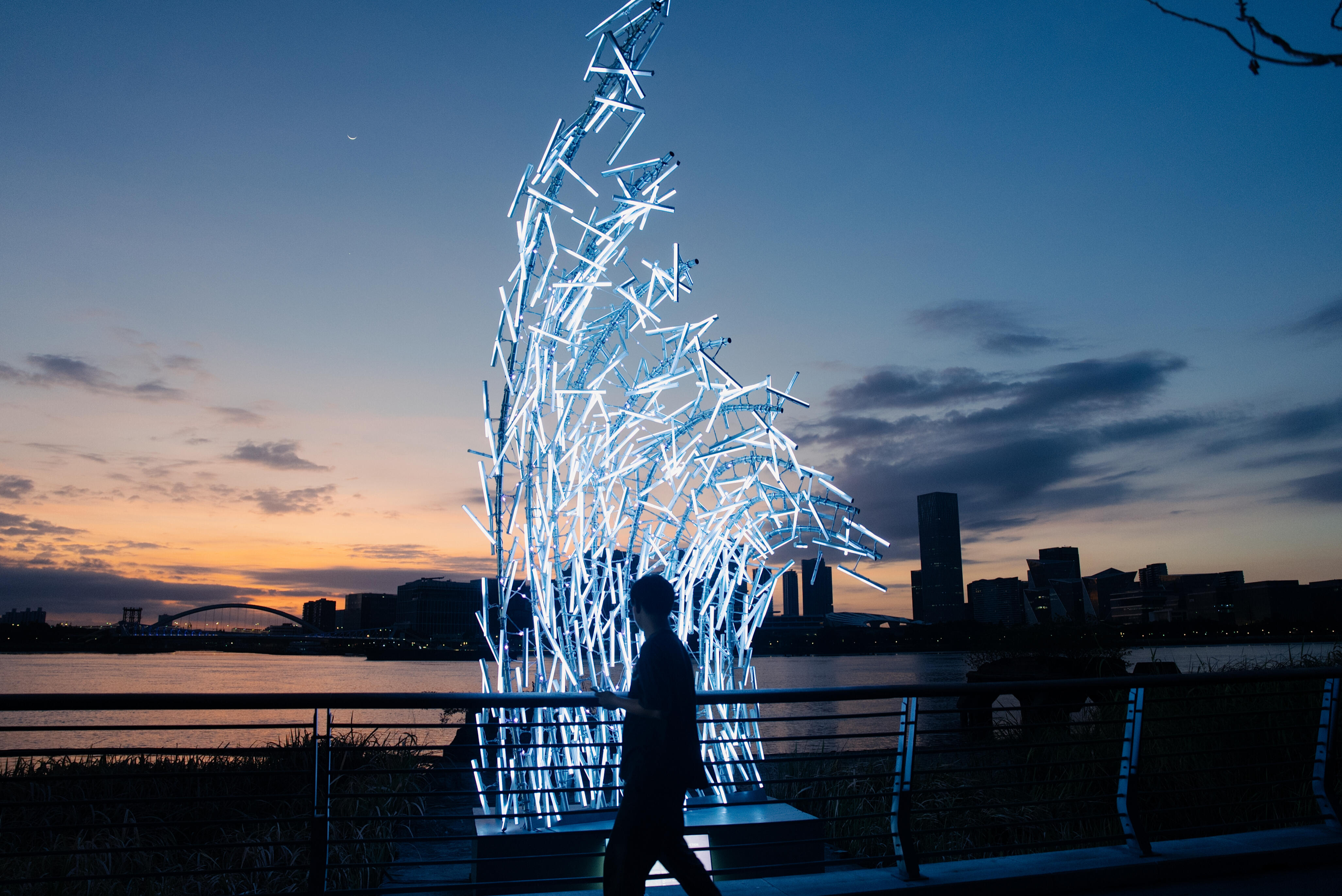 Light the Wave! 'Cloud Tides on the Shore' Interactive Installation Debuts at 2025 Shanghai International Light Festival